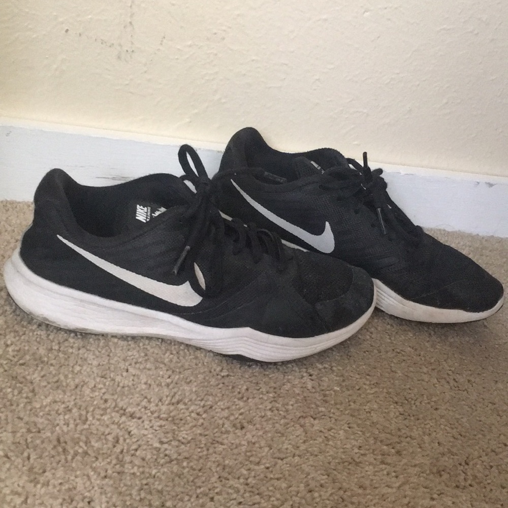 Women’s black and white nike tennis shoe sneakers